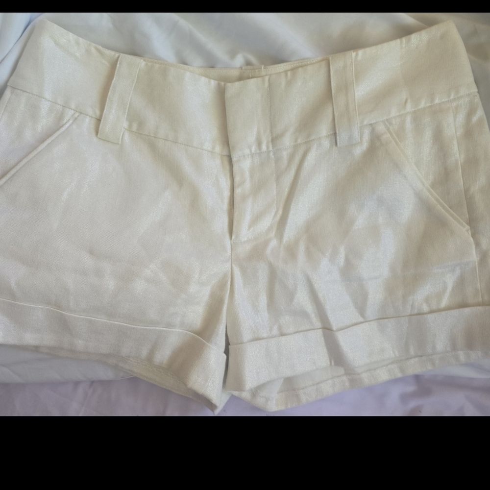 Alice + Olivia Cream Tailored Cuffed Shorts